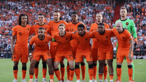 巴塞罗那宣布三将留队：莱万延长合同至2026，双保险门将加盟球队